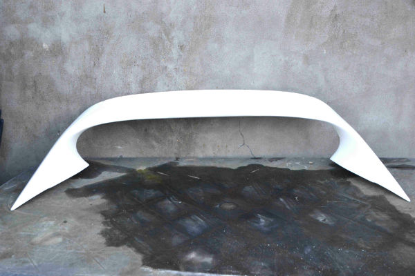afbeelding van een polyester spoiler, polyester onderdelen,polyester stukken, rally stukken, circuit onderdelen, carbon onderdelen, carbon stukken